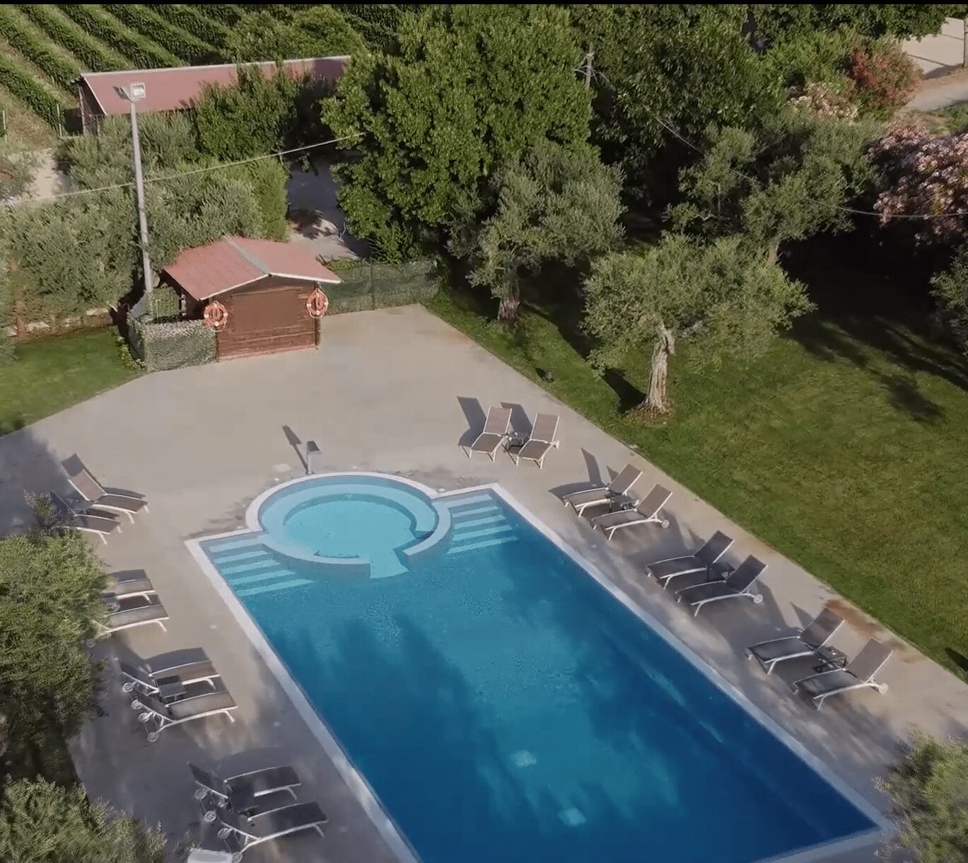 La piscina della tenuta vista dall'alto